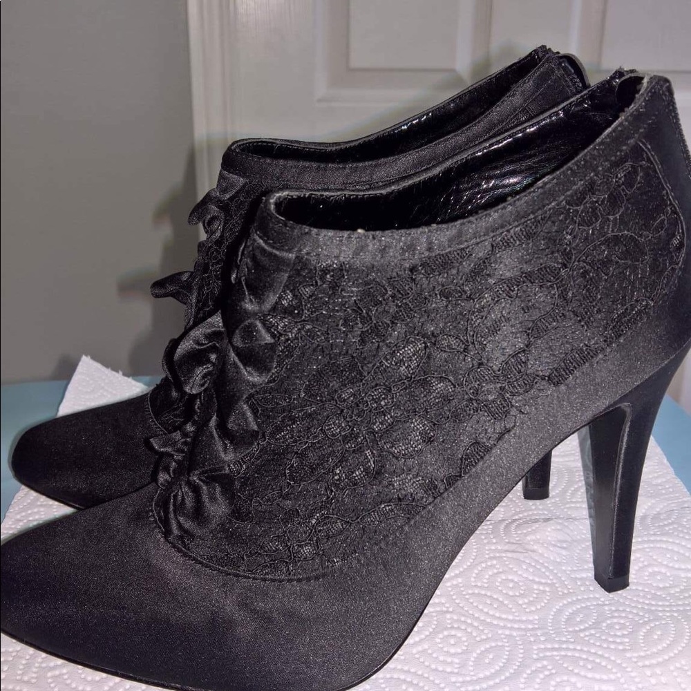 Black booties by Moda